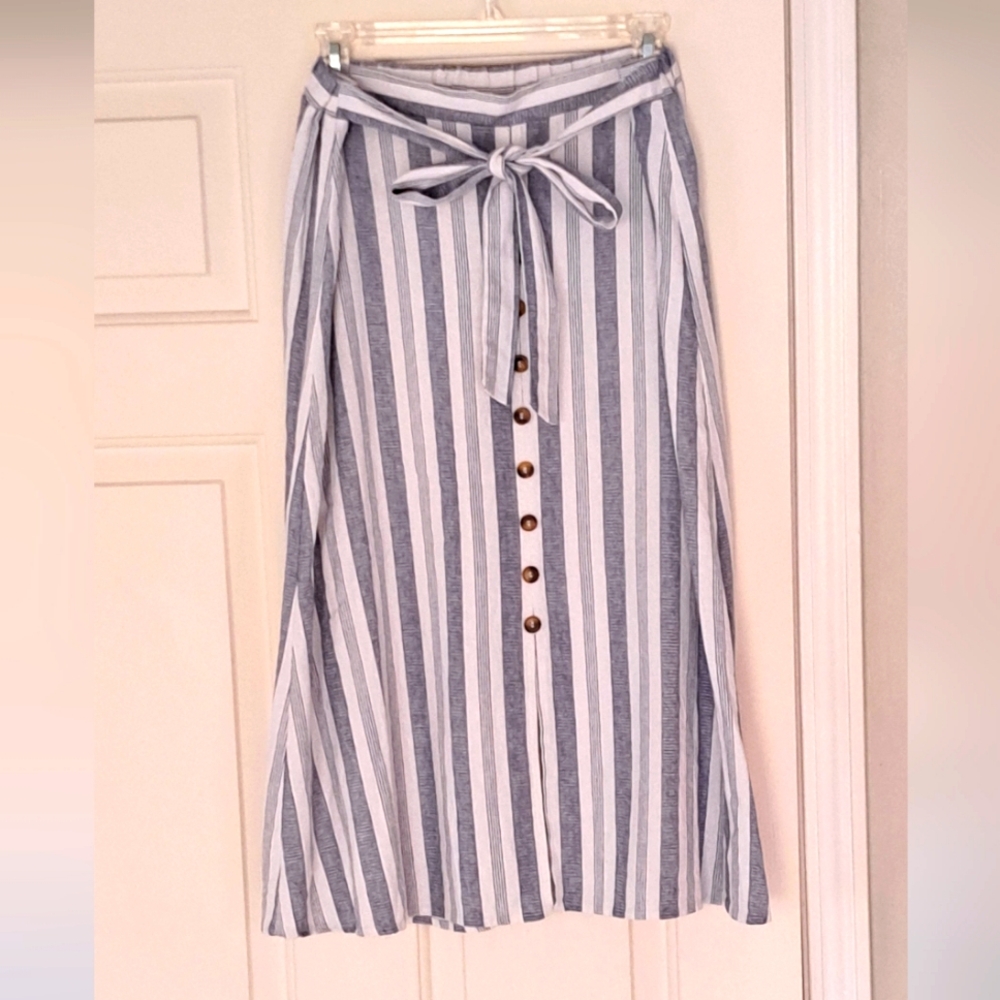New York Clothing Co midi blue white pull on striped skirt.  Size M.